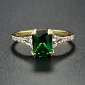 Emerald Diamond Solitaire Engagment Ring (R3817)